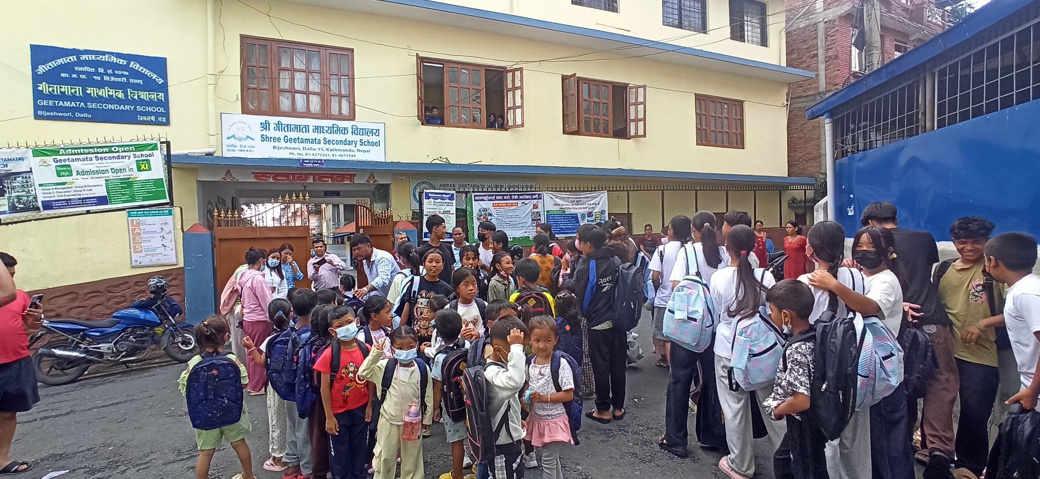 बालबालिकाको बिचमा विद्यार्थी मिलाउँदै तामाङ् 